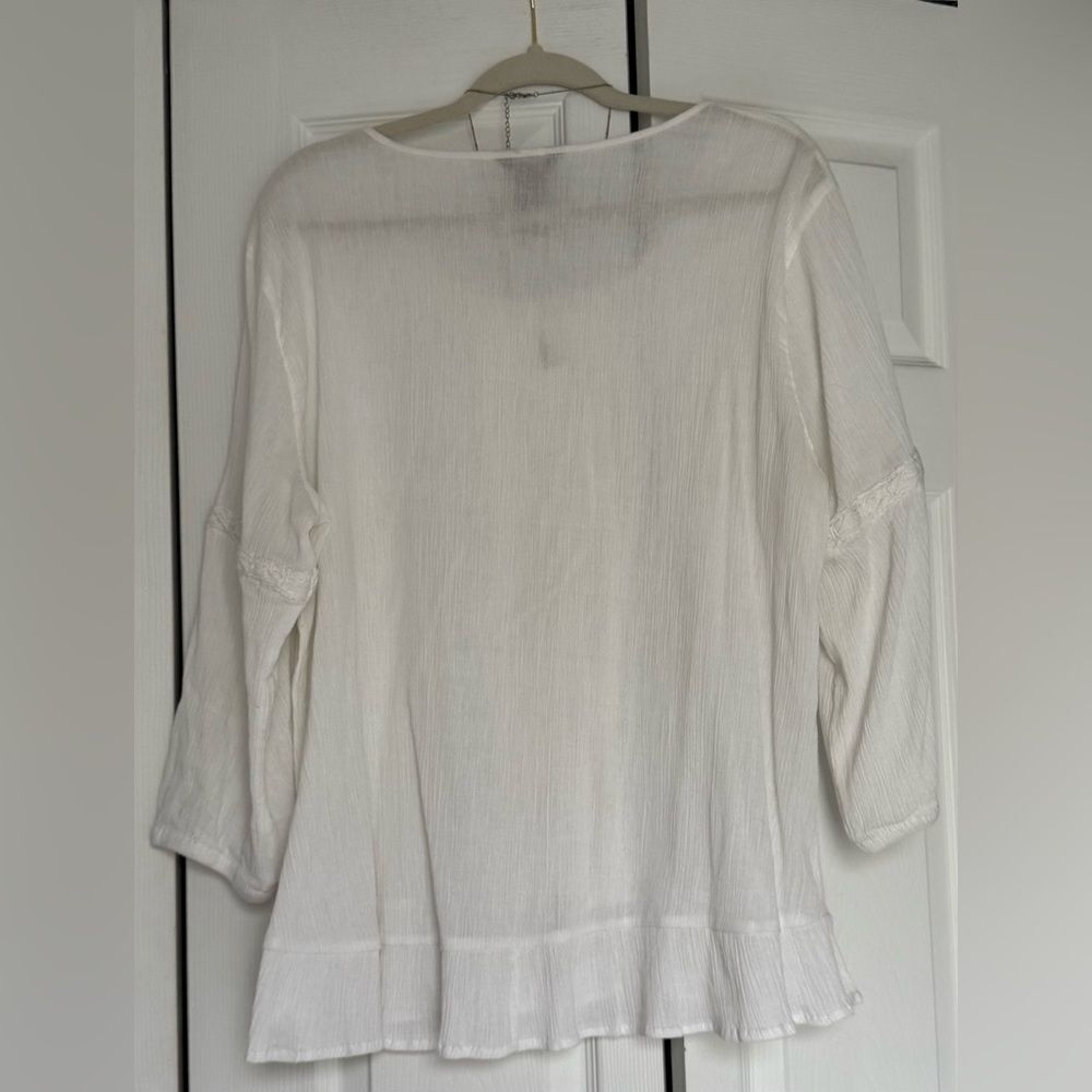 Timeless! Multiples white button top! - Picture 13 of 16